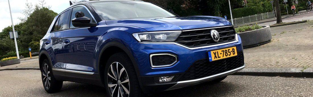 De blauwe lesauto van Autorijschool Thea, een Volkswagen T-Roc met L-bord op het dak.